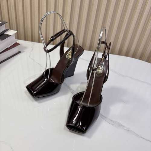 Saint Laurent YSL圣罗兰坡跟鱼嘴凉鞋YSL姐姐的美丽尤物高跟鞋 又是人间圣罗兰 Rose同款的小方头 高跟鞋化很好修饰脚型，奢华金属链 这几年S