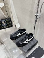 Dries Van Noten Dvn 复古德训鞋 Dries Van Noten 2024春夏系列 设计师通过改造、扭曲和颠覆经典元素，打造出实用而富有设计感