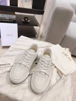 Dior家 one系列 小白鞋原版购入开发，采用原版白色牛皮革热压印花技术，立体感满满。 定制透气内里 舒适百搭 双色tpu大底，跟随原版。面料: 原版定制头层
