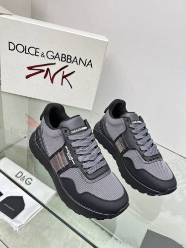 2024高端版本高质量原单品质 D0Lce & Gabbana 今年的主打款式 没有之一 超火超帅气的休闲鞋此款传承了d家一贯有点浮夸而不失时尚的风格 精湛的做