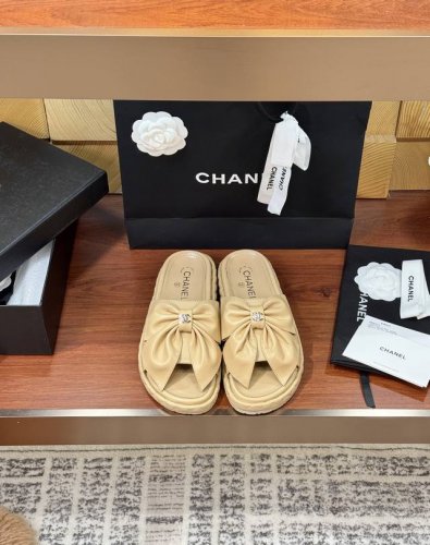 380 Chane～* 25Ss春夏新款小香蝴蝶结拖鞋凉鞋… 一秒入夏重工极品大蝴蝶结系列一字拖，上脚仙气十足，少女心爆棚 颜色:黑色/白色/杏色/ 鞋面: 真