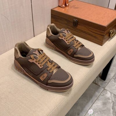 情侣款:新款: 厂价: Lv* 最新爆款休闲鞋，顶端品牌奢侈～代购，顶级～质量。鞋面選用进口透气牛皮搭配材质透气羊皮垫脚 精细做工。原版个性时尚柔软橡膠耐磨防滑
