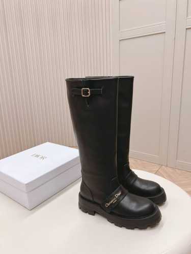 短靴款 高靴 Di0R 迪奥 秋冬新款短靴 高版本 Dior 标志字母靴子 彰显经典设计。经久不衰的马靴造型，采用柔软的黑色牛皮革制作，打造休闲又不失优雅的风格