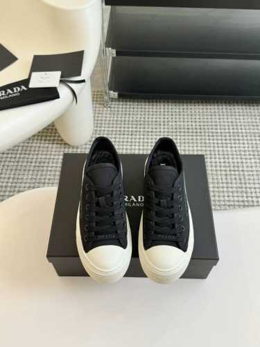 Prada 24 普拉达春夏最新三角标 休闲 运动鞋 原版购入开发 做货 这款休闲鞋时尚简洁，展现出极简风格和运动个性的充分融合。 搭配经典的棉质鞋带和轻便的橡