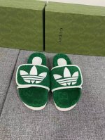 adidas x Gucci联名系列女士GG防水台拖鞋作为adidas x Gucci系列之一，这款防水台拖鞋饰有Trefoil皮革贴饰。adidas和Gucc