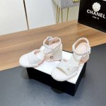 顶级版本 Chanel 24C早秋新品编织高跟凉鞋 香奶奶家一贯的优雅名媛气质 高级感十足 上脚非常nice～ 不管光脚穿或搭配裙装、裤装、 都非常百搭！无敌美