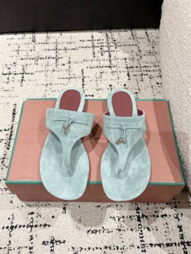 顶级版本 代购级 Loro Piana L 新款英伦夹脚拖鞋 凉鞋 咱家做是全羊京 不是市场磨砂材质哈 原来这就是传说走两万步都不会累脚的夹脚凉鞋把颜值和脚感都