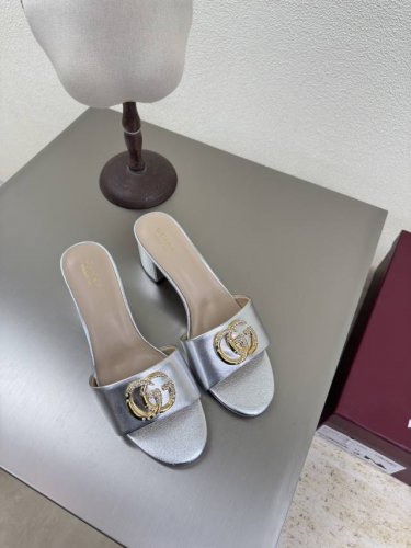 经典Logo 一字拖鞋 银色Gucci 2025 跟高 4.5 经典杏色 小牛皮 310 （有橡胶底可接单价格优） 走鞋款秀 古驰 时尚的品牌Logo持加，具有