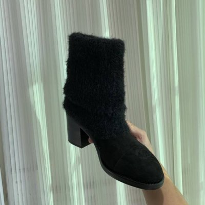 小香短靴，本季秋冬季必备单品！！ 香奈儿秋冬重工爆款短靴 小红书力推款，怎么搭配都好看，时髦精必备，香奈儿女士钟爱简约又难以抗拒搭配展现与众不同的穿搭风格、自由
