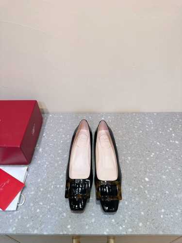 Roger Vivier Rv 24Ss 新款 云纹贝母玳瑁方扣单鞋 始创于1965年，Roger Vivier是品牌代表作，以其特别的饰扣和skyscrape