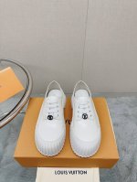 顶级品质Loui* Vuitte** 新款厚底 系带 玛丽珍单鞋将柔软小牛皮的鞋面与厚实而轻盈的橡胶外底相结合，呈现出时尚、男孩子气的外观 品牌标识分别点缀宽幅