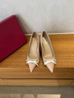 顶级品质P390 valentino Ss25 New Arrival～ 华伦天奴春夏新款高跟鞋单鞋 v家经典版型尖头高跟鞋～鞋身采用两种材质拼接，设计风格独特
