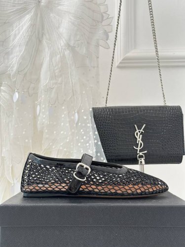 厂价网鞋 满钻 AlAIA｜阿莱亚23S新品复古玛丽珍鞋芭蕾舞鞋满满的少女风 既摩登又复古的味道非常的简约大气 不管是半身裙连衣裙还是牛仔裤 它都能成为点睛之笔
