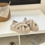 正码 Ugg｜ 最新 厚底交叉拖鞋 鞋底厚底：官网同步 约 4.45公分 鞋面设计，严选隆丰羊皮毛一体鞋面，质感细腻。茸软细腻，贴心之选。 蓬松细软，舒适亲肤，