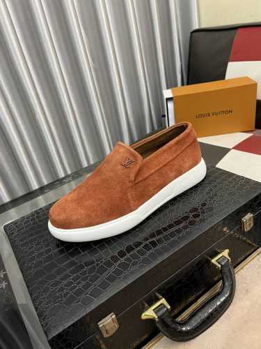 出厂价： Lv* 最新爆款休闲鞋，顶端品牌奢侈～代购，顶级～质量。鞋面選用进口透气牛皮搭配材质透气羊皮垫脚 精细做工。原版个性时尚柔软橡膠耐磨底，上脚轻巧舒适，