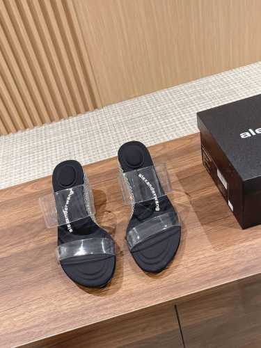 Alexander Wang 亚历山大王 坡跟凉鞋 这款真是给不喜欢穿特别高的高跟鞋又想要高度宝宝们福利，好在设计的是坡跟的鞋型，可以满足宝宝 们稳稳的行走，脚