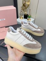 miu Miu 缪缪2025新款休闲小白鞋，各大品牌中脱颖而出的四季鞋颜值担当火爆款脏脏鞋，不得不入的一款～做旧时尚，简约高级 随意搭配上脚非常舒适，年度必入款