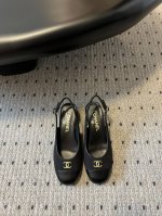 Chane* 小香24 最新方头后空粗跟凉鞋 在众多的品牌中接触过很多个后我还是会一如既往地选择小香，怎么说呢它是非常华丽贵气型但是也不是特别高调的那种，女士喜