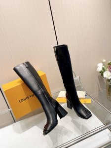 最新l家秋冬专柜最新走秀靴官网系列、同步更新、我16寸高靴、工厂批 、完美楦型+大v扣电镀两层设计、再现经典、工艺及其复杂、隐形拉链设计简洁大方、更显优雅气质、