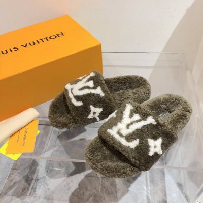 新色羊毛拖鞋頂级品质纯皮毛一体羔羊毛打造！米超温暖的感觉，穿上仿佛踩在云朵上经典老花装饰，精致高级！让这双毛拖身价陡增！鞋底是原版开模的防滑橡胶大底，非常好穿不