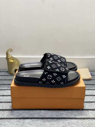 Loui* Vuitto* 顶级原单 实价 Size：38-44 45定制 Th 路易威登~奢品拖鞋，路易威登新款拖鞋火爆上市，凹凸花型看上去很软糯超级百搭。鞋