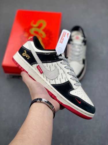 nike sb dunk low“supreme蛇年系列 白黑红印花“高端定制 低帮休闲板鞋 定制鞋盒 大厂纯原品质出货 超高清洁度 皮料切割干净无任何毛边 细