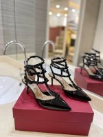 p： 华伦天奴 同色铆钉系带高跟鞋最新颜色 从60年代以来一直都是意大利的国宝级品牌。历久弥新，深入人心永不过时。必备单品之一 颜色超多任您挑选原版开模电度铆钉
