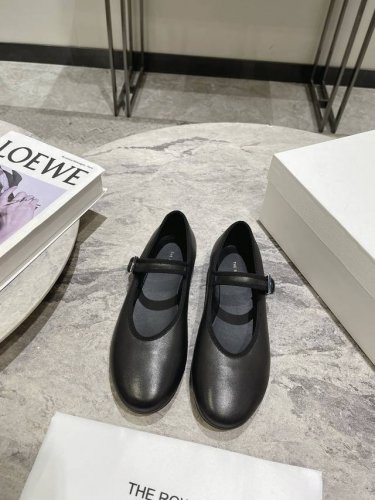 The Row Ssnew Arrival～ The Row 玛丽珍鞋新品，极致简约但调性十足！ 小羊皮材质，羊皮里垫脚 软糯舒适！真皮注塑大底！ 码数：35-