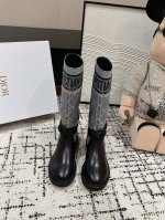 皮里 毛里 Dior Fw24 New Arrival～ Dior 经典中筒靴｜2024最新配色 这靴有多受青睐就无需赘述了时髦度极高 穿着搭配 颜值和舒适度兼
