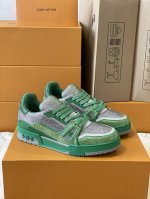 顶级版本 情侣款本款 LV Trainer 运动鞋闪烁水晶的炫目光芒，向设计师Virgil Abloh 春夏系列推出的原版设计致敬。繁复鞋面和橡胶外底宣示经典笔