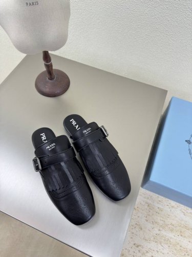 爆款流苏拖鞋 PRADA 黄色 平底设计 简约设计 搭配 logo 的设计和简约的线条 很有格调 简单纯粹得色调 原版开模 舒适炸街 原版 黑色小牛皮 高级 工