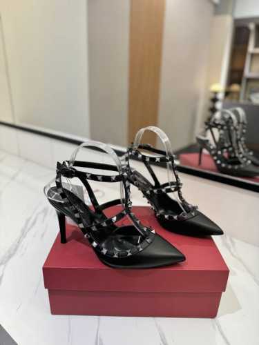 出厂价Pp： Valentino 华伦天奴铆钉 Vt经典环绕踝脚带铆钉凉鞋，历久弥新深入人心永不过时的必备单品顶级复刻！侧身弧线完美，原版开模定制不生锈铆钉 特