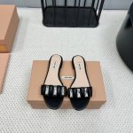 出厂： 独家顶级版本 缪缪miumiu2025vs春夏新款拖鞋系列 专柜主打最新款 休闲小白鞋硬货上新 代购级别！高级感十足！国内外博主刷爆的一款，复古又时髦
