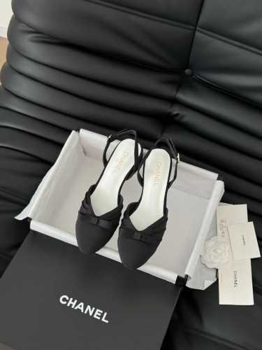Chanel 25C新款蝴蝶结凉鞋简约而不简单的款，上脚特别显脚细。鞋面定制面，内里垫脚羊皮，加厚真皮大底。Size:35-39 其它码数定做