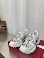 Roger Vivier 25ss新款 Viv Motor皮革拼织物休闲鞋本款休闲鞋以皮革拼镜面织物和网眼面料制成前面点缀迷你闪钻饰扣和珐琅花朵舒适又不失活泼，