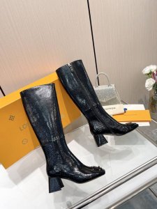 最新l家秋冬专柜最新走秀靴官网系列、同步更新、我16寸高靴、工厂批： 、完美楦型+大v扣电镀两层设计、再现经典、工艺及其复杂、隐形拉链设计简洁大方、更显优雅气质