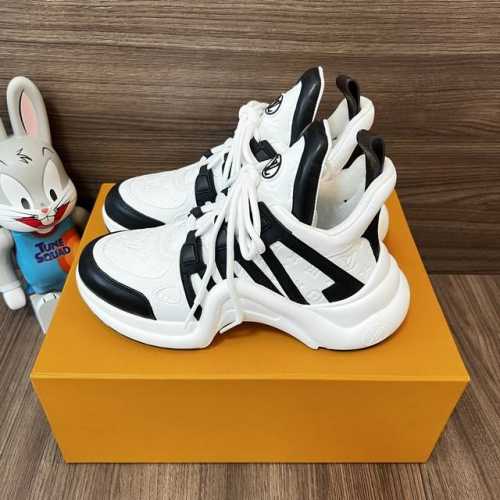 顶级版本LOUIS VUITTON Archlight 1.0花纹时尚低帮运动休闲鞋女款黑白。面料:科技混合面料拼接牛皮 lv老花皮内里:进口羊皮里 织物垫脚: