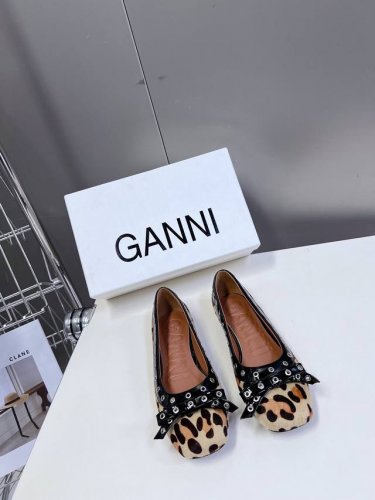 GANNI春夏走秀款单鞋 一年四季都可以穿的单鞋来了，一双封神的四季鞋 简约复古设计，关键是舒适百分逛街日常都可，绝不会成为鞋柜里的摆设， 酷女孩必备 超显腿细