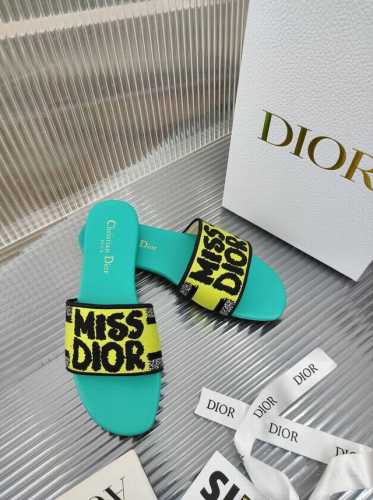 迪奥miss Dior 系列平底拖鞋，经典上乘美艳力作 Dior专柜最火春夏系列 兼备气质 时尚 经典耐看的设计风格 上脚效果特别美！原版复刻制作！ 鞋面：原版