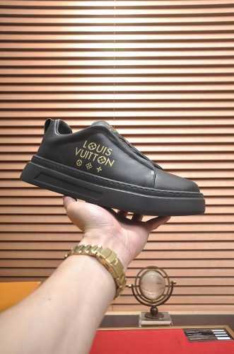 出厂价 LOUIS VUITTON 原单跑量价 水染牛皮内里 新款LV路易威登 * 顶级版本 LV经典潮鞋！选用进口原版牛皮 水染牛皮内里.原版耐磨橡胶大底！高