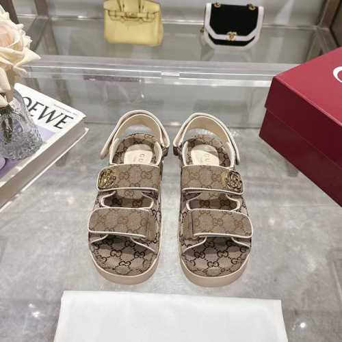 8838-1 杏G 35-42 Gucci现代设计美学探索独特匠心之路，巧妙融合品牌经典元素与备受喜爱的品牌标识。这款凉鞋缀饰备受喜爱的双G造型配件，为整个设计