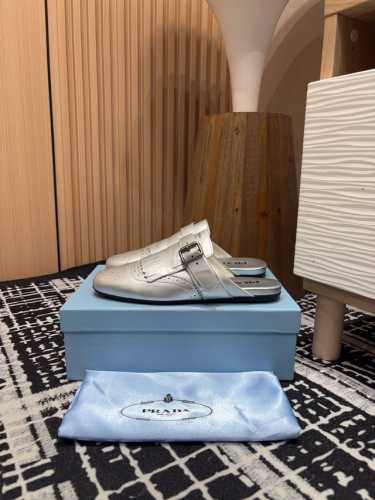 半拖 -单鞋 -25Ss春夏新款prada流苏复古乐福鞋 半拖鞋这款鞋履着意呈现经典与复古格调，兼具阳刚气质与柔美风情，形成二元对比，彰显prada系列的标志性