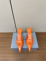 prada 2025Ss普拉达春夏新款猫跟拖鞋P380 原版购入1:1开发，细节完美，上脚舒适可任意配搭春夏的美饰服丽，精耐致看 鞋面：原版软漆皮 内里： 混种
