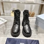 Prada 24Ss普拉达 厚底机车靴！ 时尚厚底休闲机车马丁靴，独到味道，人人都爱也轻松驾驭每年都会爆.还有就是百搭经典的鞋楦，足以征服你，穿上它，增高休闲两