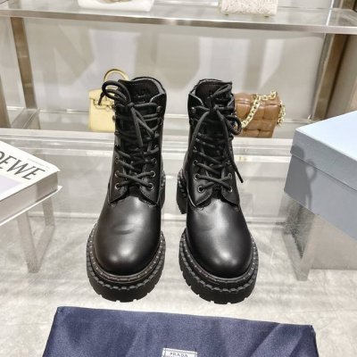 Prada 24Ss普拉达 厚底机车靴！ 时尚厚底休闲机车马丁靴，独到味道，人人都爱也轻松驾驭每年都会爆.还有就是百搭经典的鞋楦，足以征服你，穿上它，增高休闲两