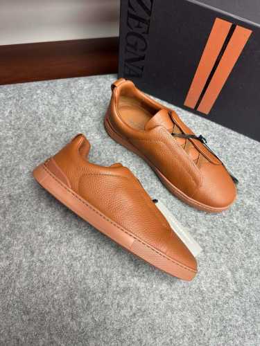 实价 。Zegna2024Ss新款爆款杰尼亚休闲运动鞋 Triple Stitch 是一款精致的休闲鞋履，饰有标志性三重交叉松紧细节，灵感源于三重手缝线迹造型