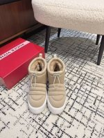 Roger Vivier 秒杀市场版本 今年最美的雪地靴！太懂女人心思了，前面钻扣的细节十分精致，第一眼就爱上 原版订制面料，内里带羊羔毛设计 ，前面新款钻扣松