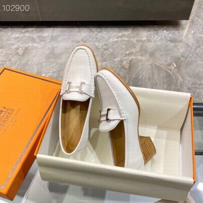 Hermes 难得一见的爆款 H家很经典的设计元素 上脚不会像其他款式一样比较老气 两种高度 高跟大概5Cm左右 可盐可甜 鞋面全牛皮 内里牛皮，加厚原版意大利