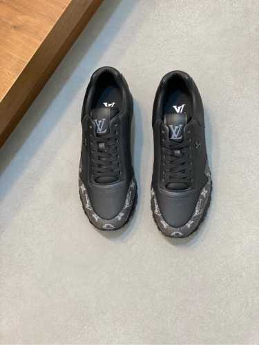 Loui* Vuitto* X Nike 潮酷男士休闲运动鞋，配色无敌，设计思路基本上是延续 The Ten 的风格，Swoosh 车线、鞋舌标签视觉效果相当熟
