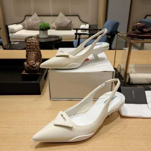 猫跟成形底穆勒鞋 顶级包装配套最高版本 PRADA 普拉达春夏新品， 顶级版本 实力来袭！官方原版全羊皮填充棉升级版。 混种羊皮面料是去年的开边珠款式的升级款。